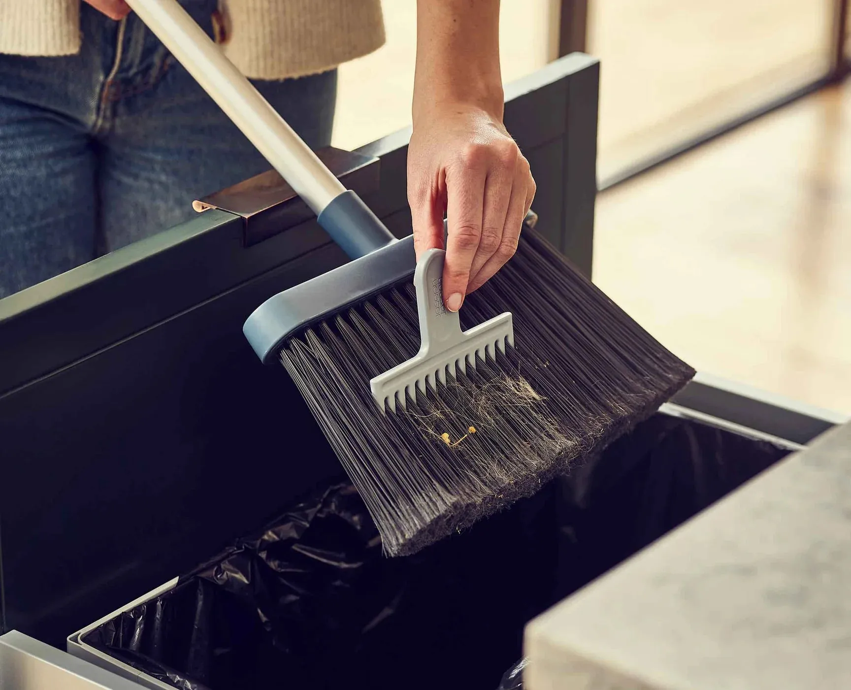 CleanStore Blue Wall-mounted Broom