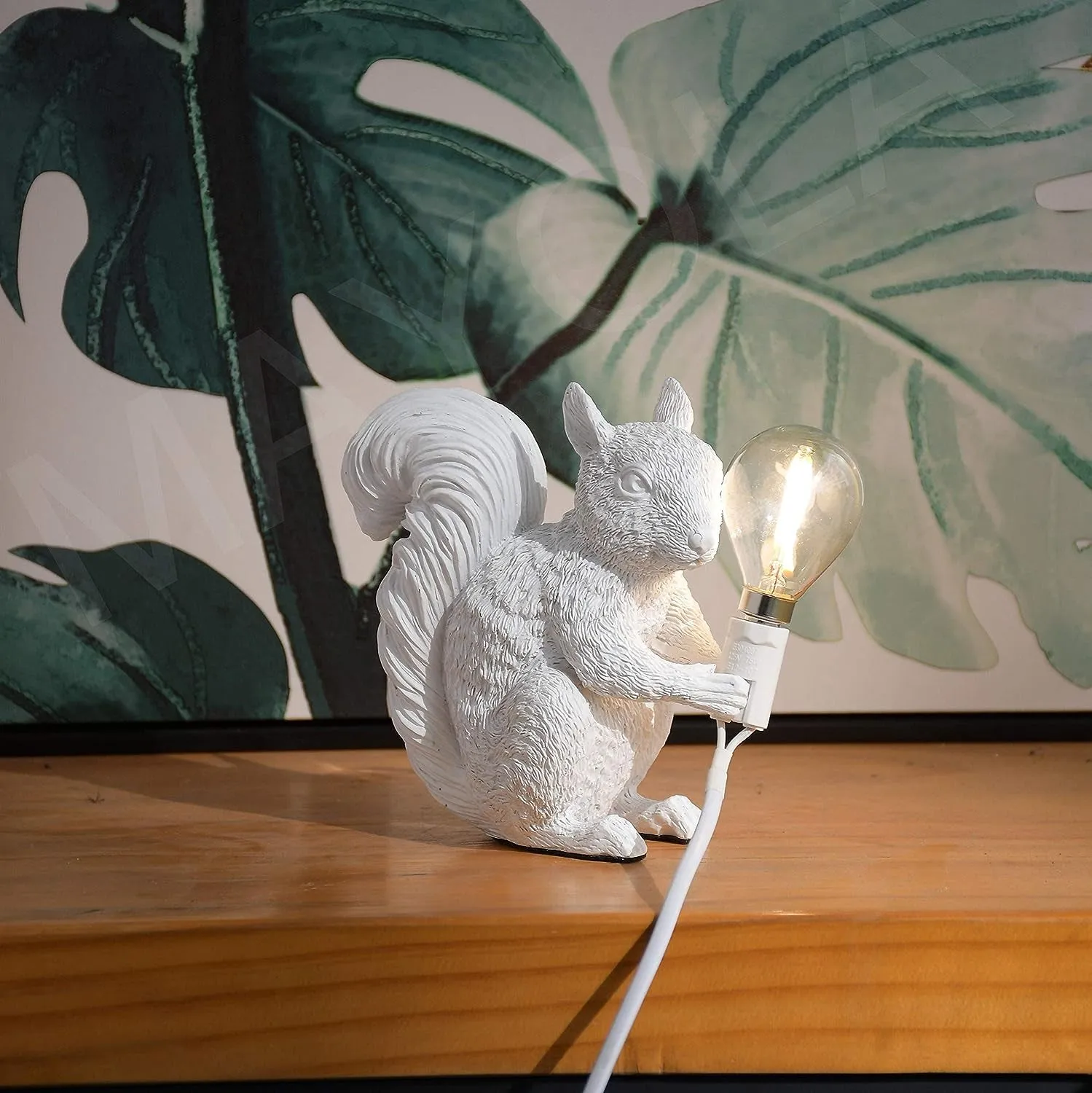 Modern Resin Squirrel Table Light, Resin Squirrel Lighting Fixture for Living Room, Bedroom, Office, College Dorm (White)