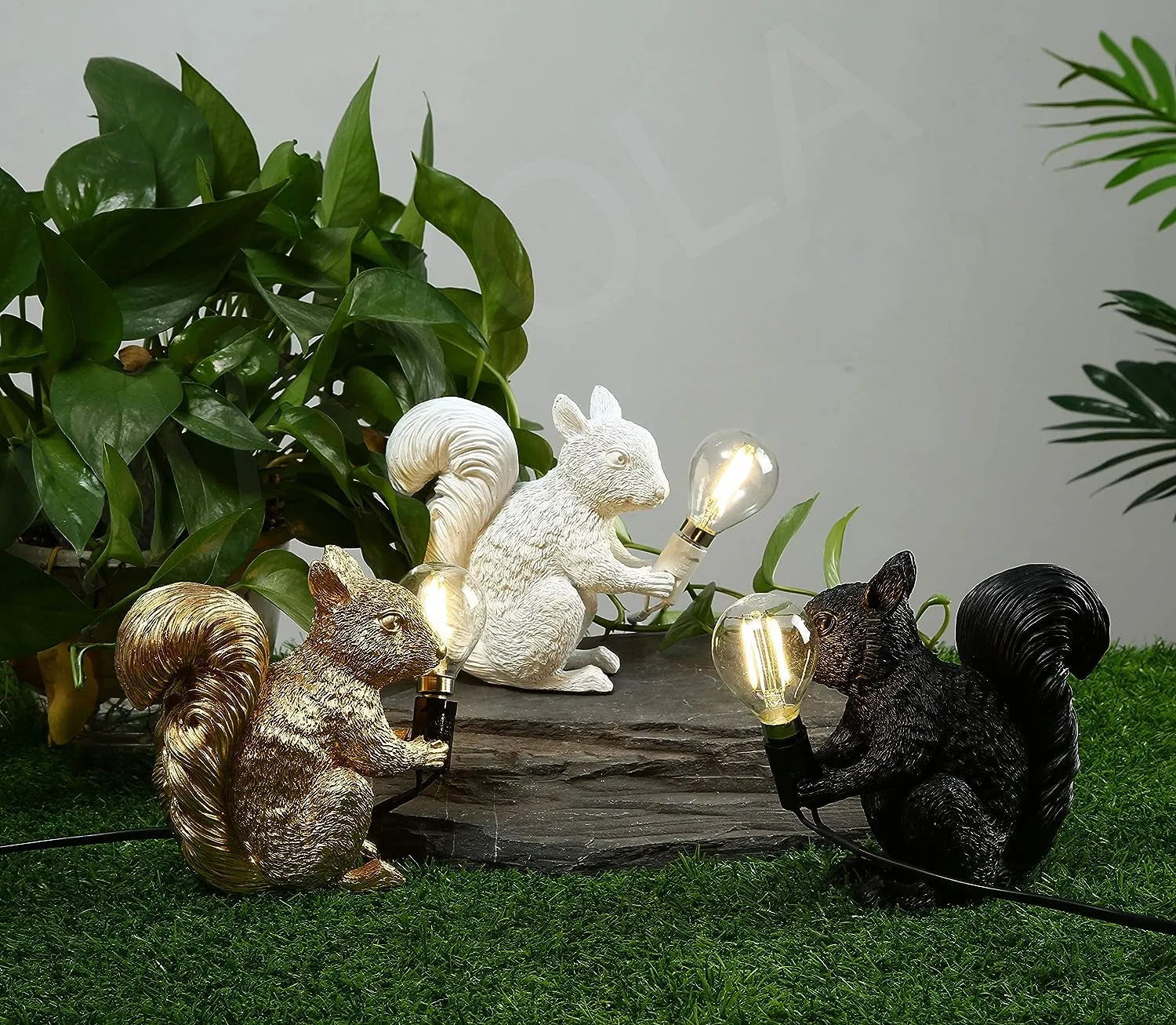 Modern Resin Squirrel Table Light, Resin Squirrel Lighting Fixture for Living Room, Bedroom, Office, College Dorm (White)